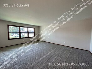 3213 S Holly Ave in Sioux Falls, SD - Building Photo - Building Photo