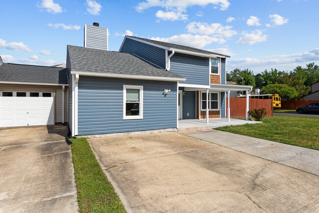 871 Riverbend Rd in Virginia Beach, VA - Building Photo - Building Photo