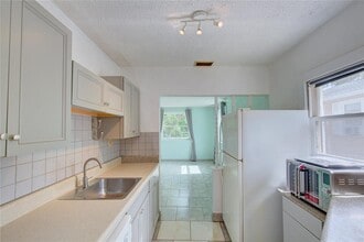 1160 Sunset Point Rd in Clearwater, FL - Building Photo - Building Photo