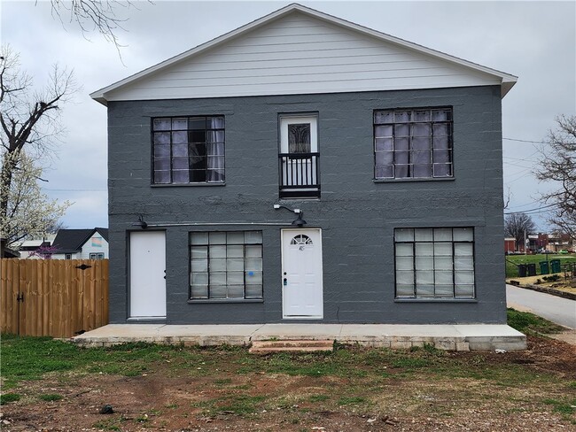 property at 415 W Poplar St