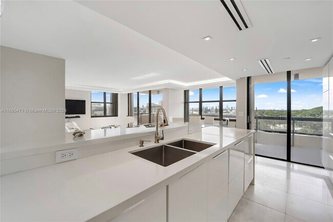 2555 Collins Ave, Unit 812 in Miami Beach, FL - Foto de edificio - Building Photo