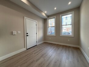 130 Elm St, Unit 1 in Newark, NJ - Foto de edificio - Building Photo