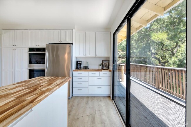 76 Oak Springs Dr in San Anselmo, CA - Foto de edificio - Building Photo