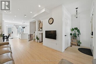 180 Glenashton Dr in Oakville, ON - Building Photo - Building Photo