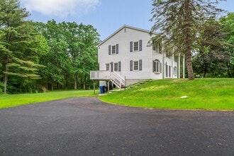 352 Mammoth Rd in Londonderry, NH - Building Photo - Building Photo