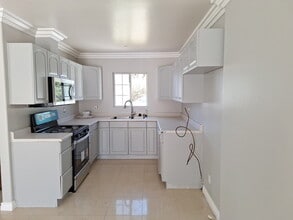 7920 Shoshone Ave in Northridge, CA - Building Photo - Building Photo