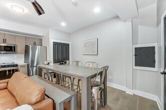 2455 W McMicken Ave in Cincinnati, OH - Foto de edificio - Building Photo