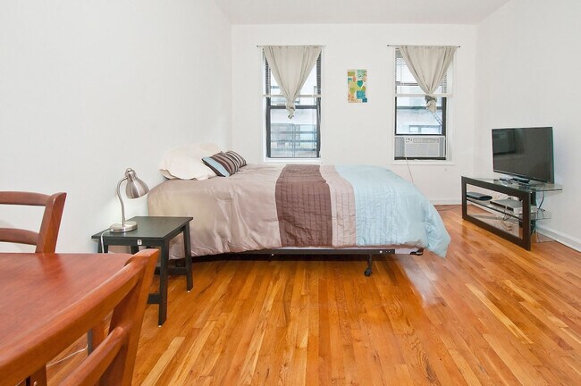 304A E 82nd St in New York, NY - Building Photo - Building Photo
