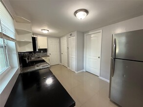 535 NE 68th St in Miami, FL - Foto de edificio - Building Photo