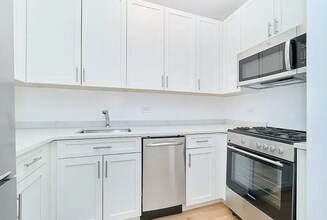 25 W 56th St in New York, NY - Building Photo - Building Photo