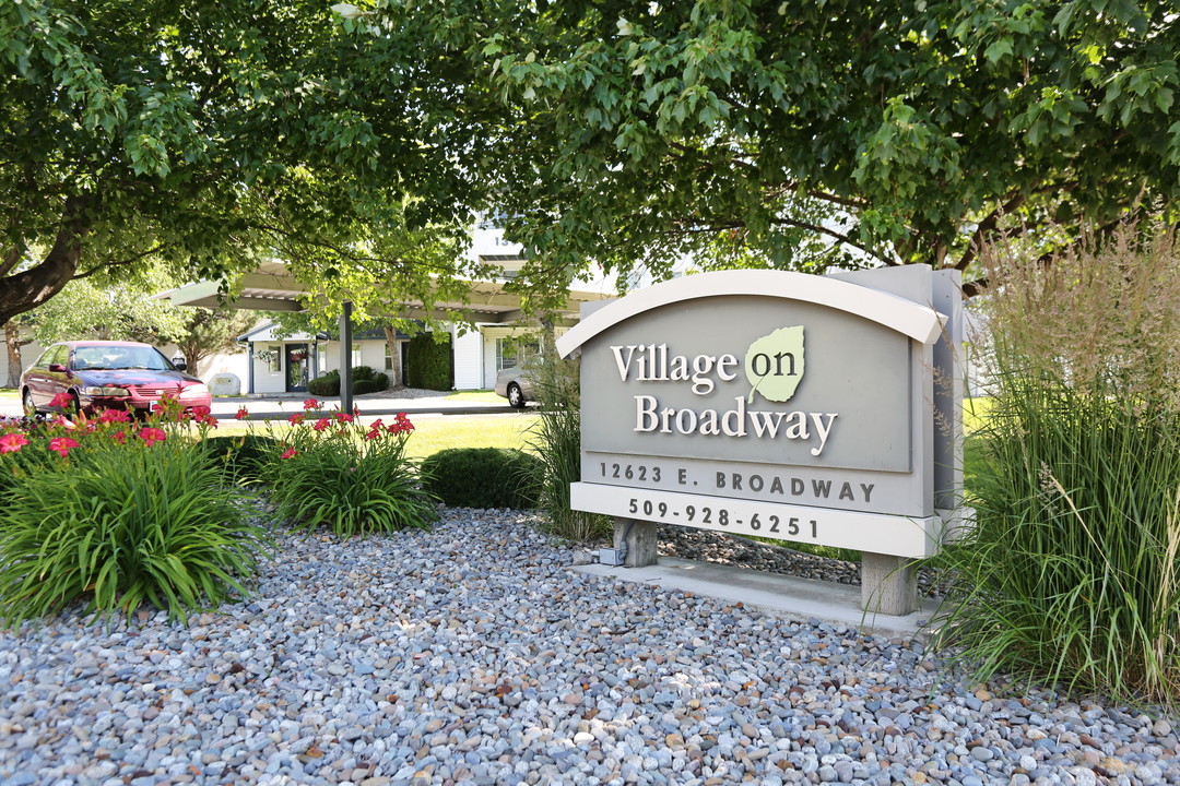 Village on Broadway in Spokane Valley, WA - Foto de edificio