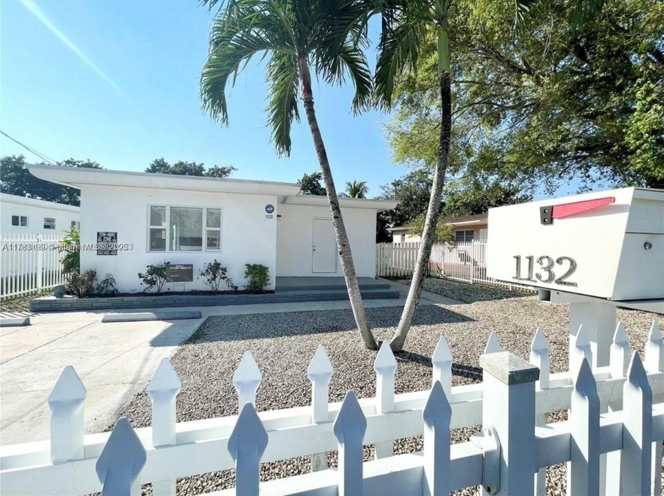 1132 NE 111th St in Miami, FL - Foto de edificio