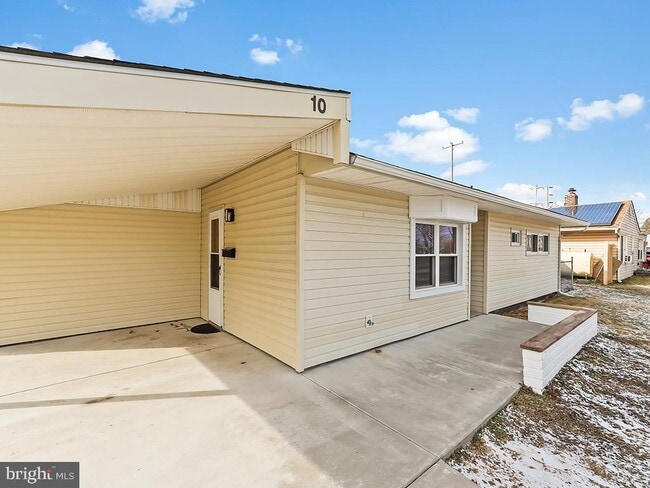 10 Blue Ridge Dr in Levittown, PA - Building Photo - Building Photo