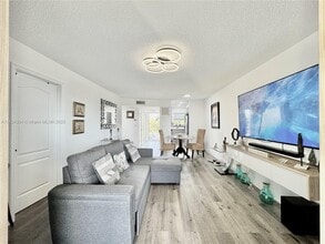 8305 Sunrise Lakes Blvd in Sunrise, FL - Building Photo - Building Photo