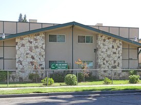 King's Court Apartments in Fresno, CA - Building Photo