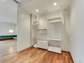 2530 SE 26th Ave, Unit 404 in Portland, OR - Foto de edificio - Building Photo