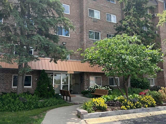 10353 Dearlove Rd, Unit 3I in Glenview, IL - Building Photo
