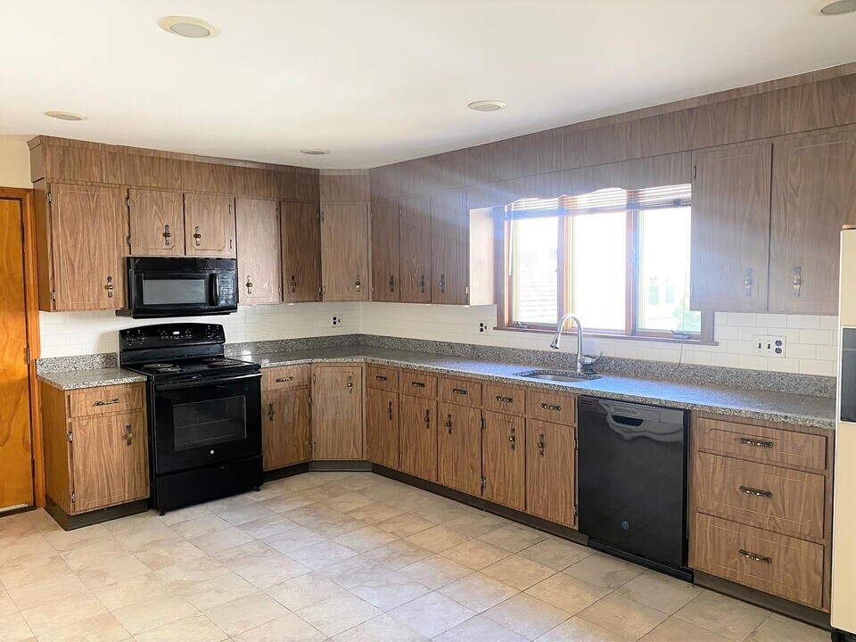 48 Powder House Blvd in Somerville, MA - Building Photo