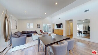 547 N W Knoll Dr in West Hollywood, CA - Building Photo