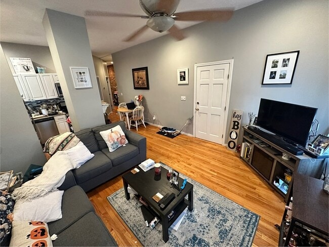 423 E 3rd St, Unit 1 in Boston, MA - Building Photo - Building Photo