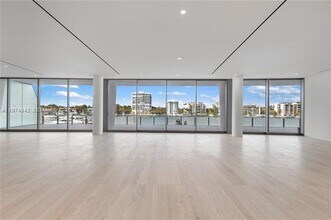 5 Grove Isle Dr, Unit S201 in Miami, FL - Foto de edificio - Building Photo