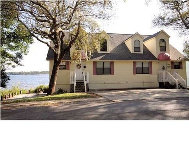 565 Bayshore Dr