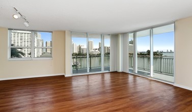 Yacht Club Apartments in Miami, FL - Building Photo - Building Photo