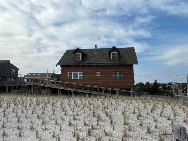 39 Seneca Walk in Ocean Beach, NY - Building Photo - Building Photo