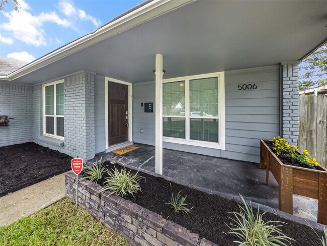 5006 Saxon Dr in Houston, TX - Building Photo - Building Photo