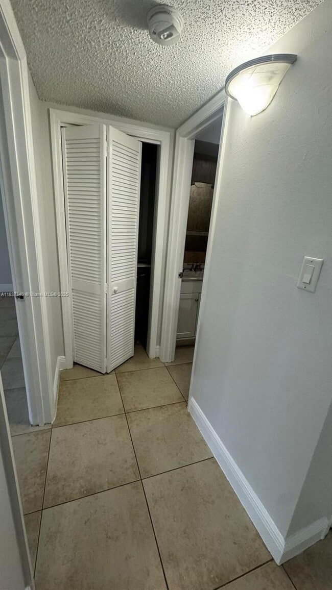 6960 Miami Gardens Dr in Hialeah, FL - Building Photo - Building Photo