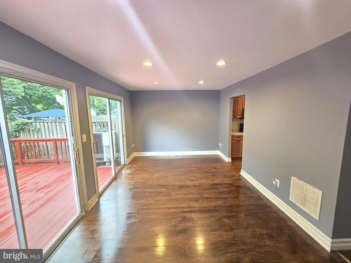 7600 Sherlock Ct in Pasadena, MD - Building Photo