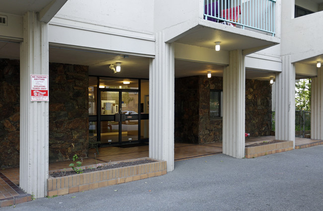 Collingwood Towers in Vancouver, BC - Building Photo - Building Photo