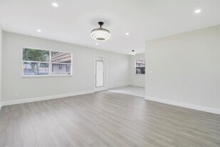 268 Saxony Cir in Delray Beach, FL - Building Photo