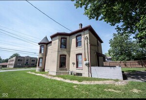 4626 E Washington St in Indianapolis, IN - Building Photo