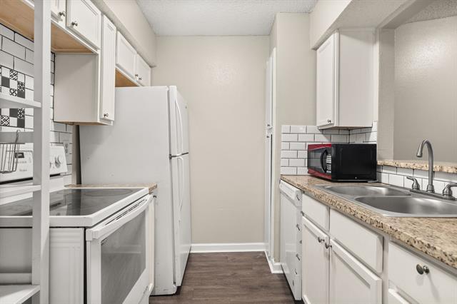 6050 Melody Ln in Dallas, TX - Building Photo - Building Photo