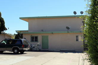 951 Oak Ave in Carlsbad, CA - Foto de edificio - Building Photo