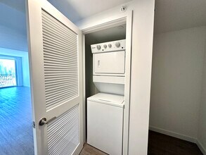 133 NE 24th St, Unit B12 in Miami, FL - Foto de edificio - Building Photo