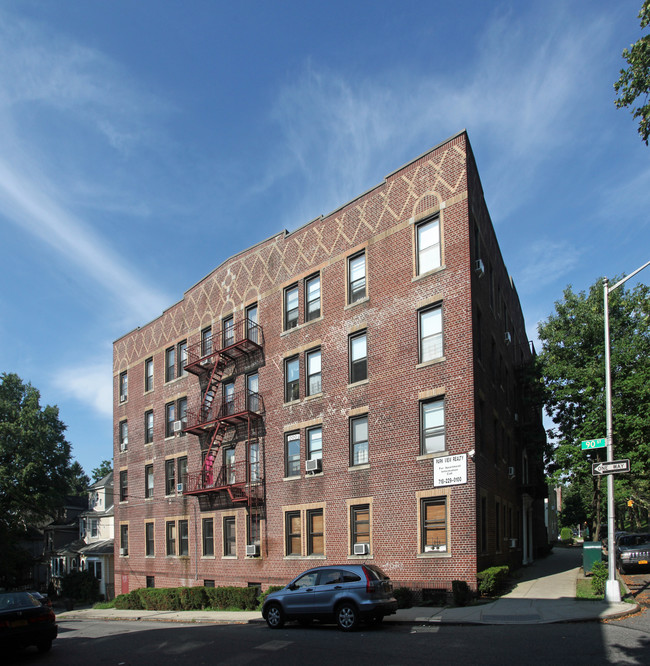 89-20 S Park Ln in Ridgewood, NY - Foto de edificio - Building Photo