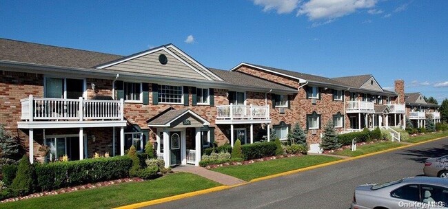 196 Lakeland Ave-Unit -E6 in Sayville, NY - Building Photo - Building Photo