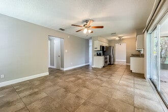 1518 Crossridge Dr in Brandon, FL - Foto de edificio - Building Photo