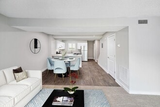 Lakecrest in Greenville, SC - Foto de edificio - Building Photo