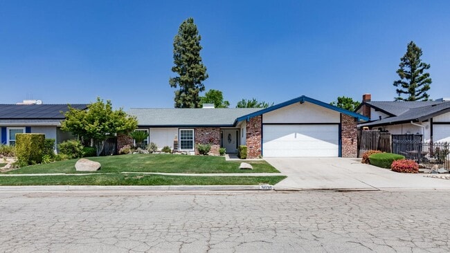 3036 E Los Altos Ave