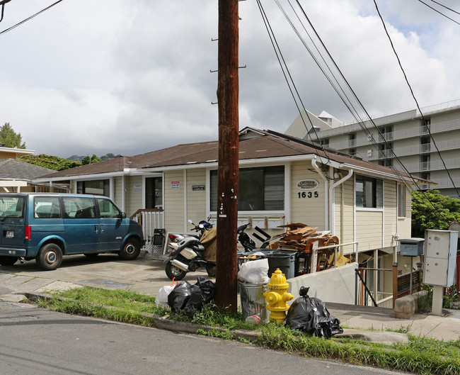 Creekside Apartments in Honolulu, HI - Building Photo - Building Photo