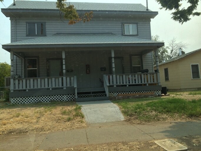 675-685 High St in Oroville, CA - Foto de edificio