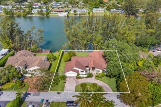 5800 SW 73rd Ave in Miami, FL - Building Photo - Building Photo