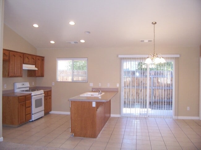 3640-3642 E Mineral King Ave in Visalia, CA - Building Photo - Building Photo