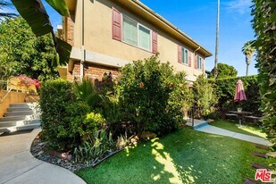 11585 Riverside Dr in Los Angeles, CA - Building Photo