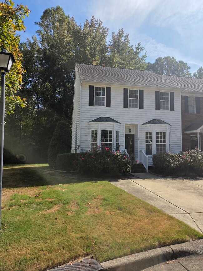 property at 18 Duke of Gloucester Cir