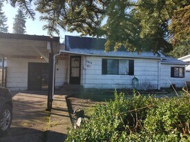 1317 Fir St in Sweet Home, OR - Building Photo