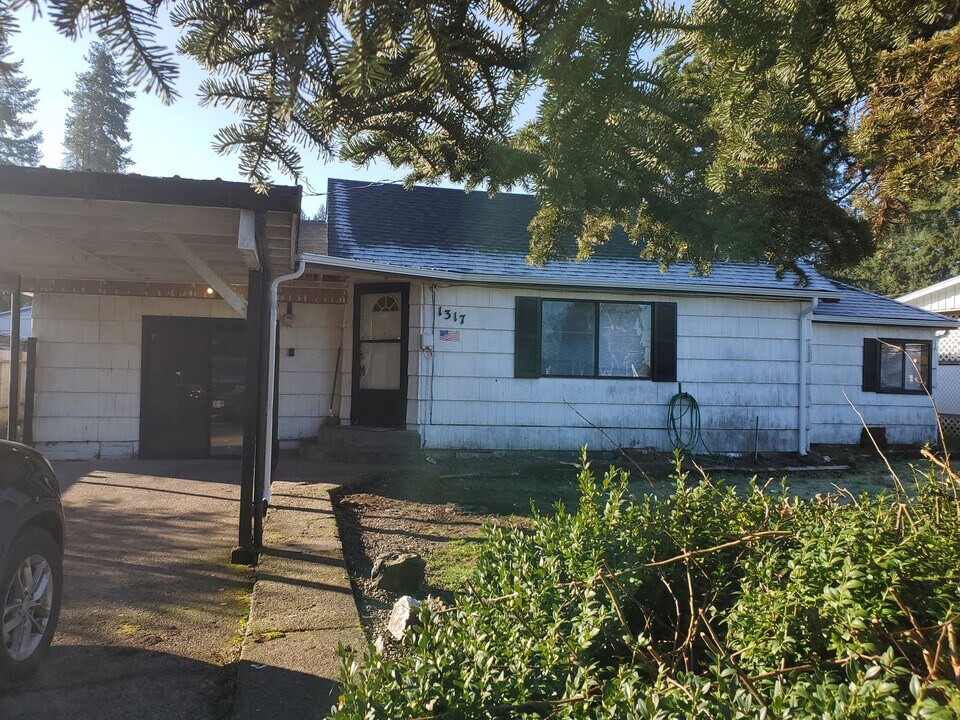 1317 Fir St in Sweet Home, OR - Building Photo